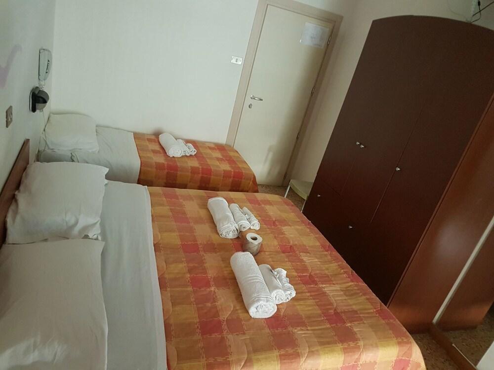 Hotel Criss Римини Экстерьер фото