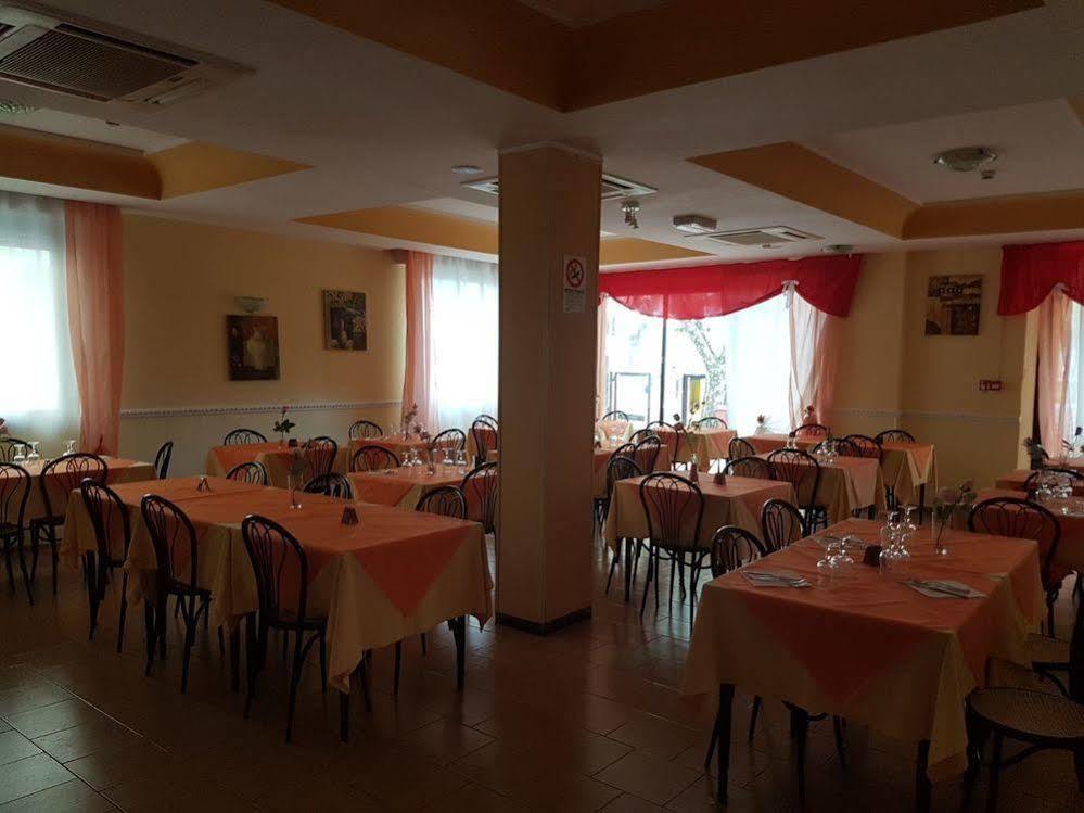 Hotel Criss Римини Экстерьер фото